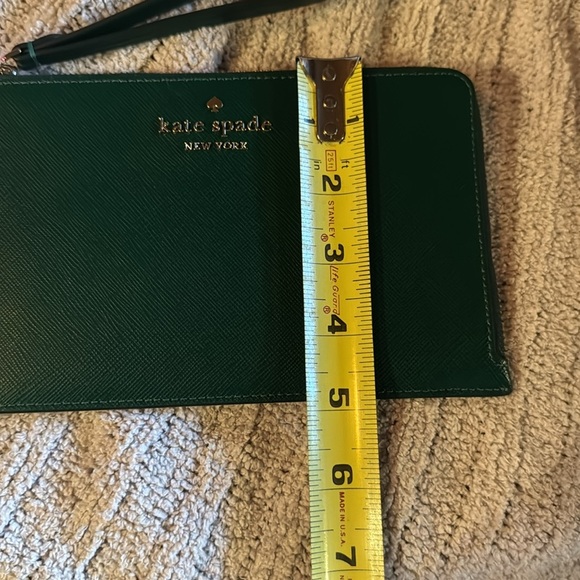 Kate Spade NWOT Green Wristlet - Shiny Gold Hardware -Gold Zipper Pocket on Back - Picture 8 of 8
